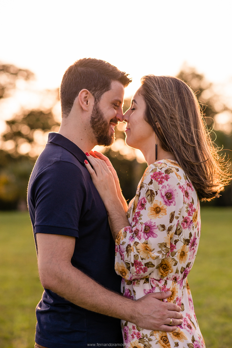 FOTO ROMANTICA DE CASAL EM ENSAIO PRE-CASAMENTO NO PARQUE ECOLOGICO DE CAMPINAS - SP