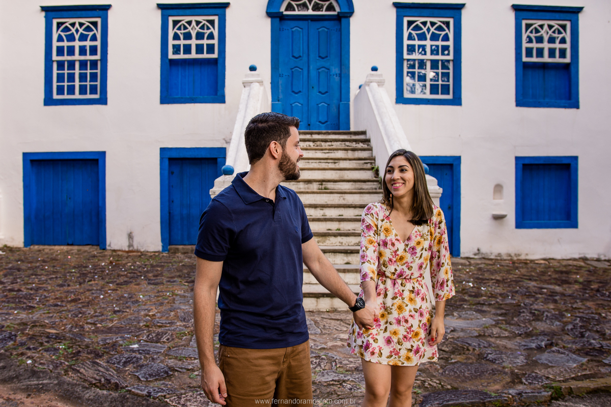 CASAL CAMINHANDO DE MAOS DADAS DURANTE ENSAIO PRE-CASAMENTO NO PARQUE ECOLOGICO DE CAMPINAS - SP
