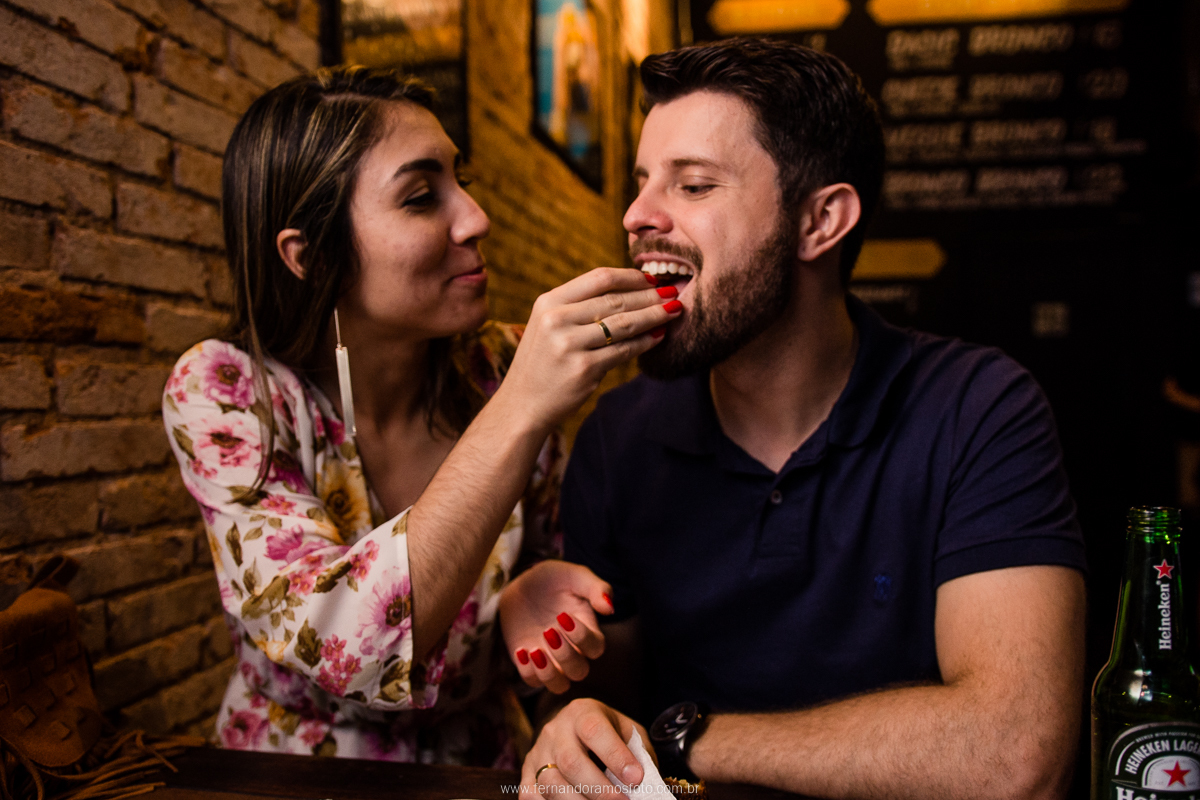 FOTO DESCONTRAIDA COM CASAL EM HAMBURGUERIA BRONCO BURGUER CAMPINAS - SP