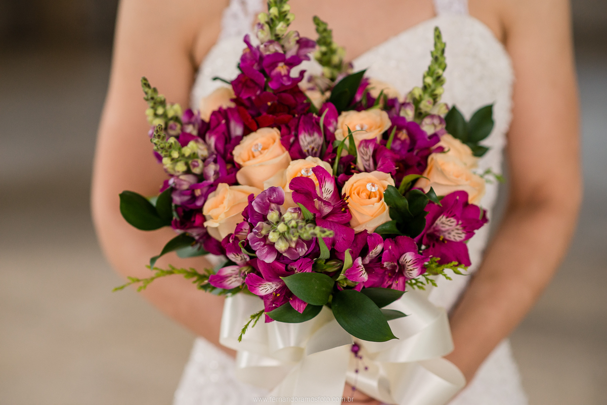 FOTO DO BUQUÊ DE NOIVA FEITO COM ROSA CHAMPANHE, ALSTROEMERIA REAL E BOCA DE LEÃO VINHO