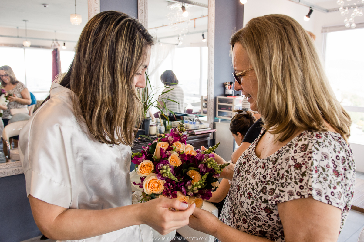 NOIVA MOSTRANDO SEU BUQUÊ DE ROSA CHAMPANHE, ALSTROEMERIA REAL E BOCA DE LEÃO VINHO