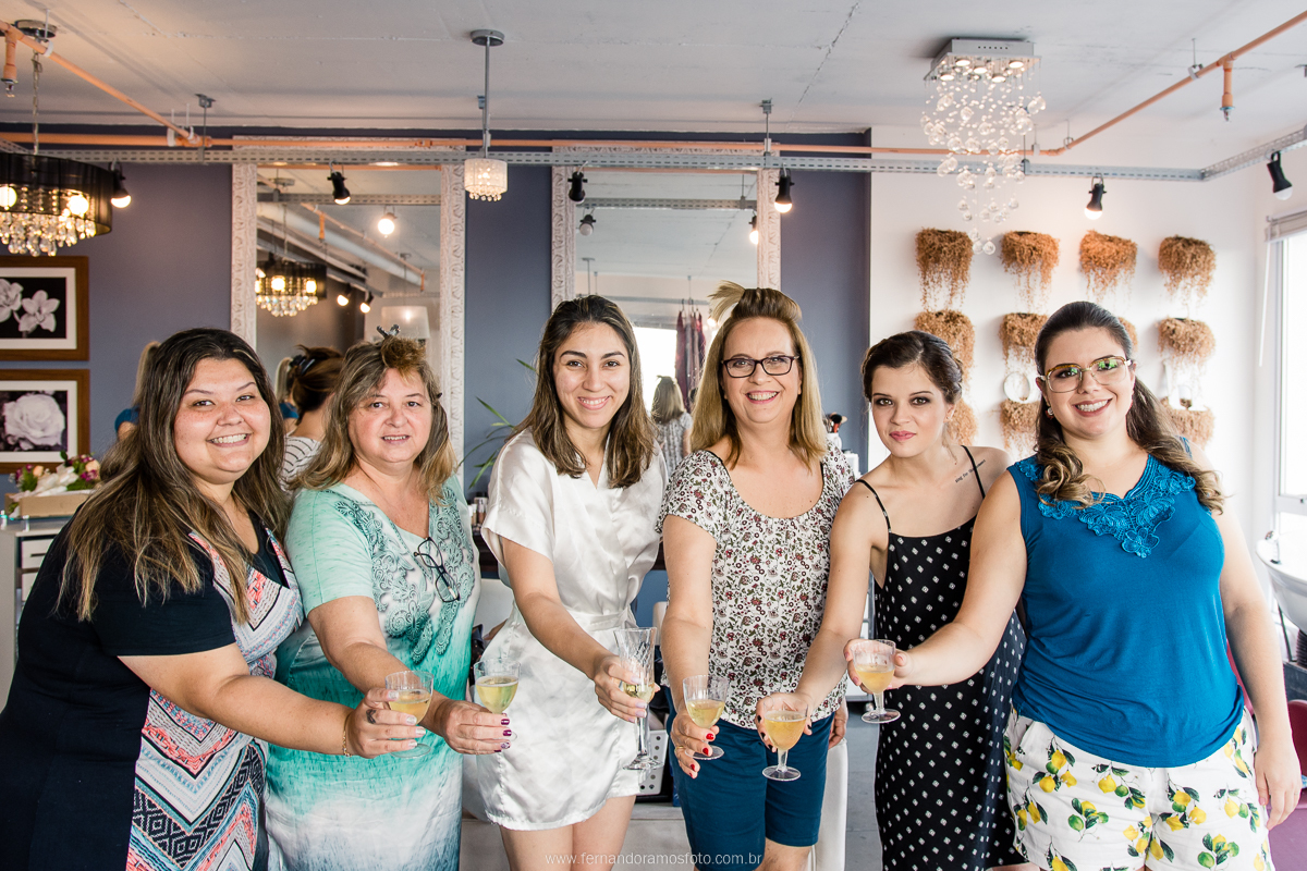 NOIVA BRINDANDO COM AS MADRINHAS NO SALÃO DE BELEZA TOSH CONCEPT DURANTE A PREPARAÇÃO PARA O CASAMENTO