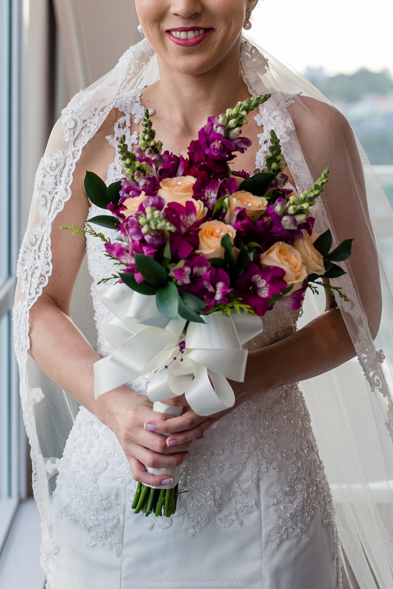 RETRATO DE NOIVA, NOIVA VESTE ATELIÊ SPLENDIDA, BUQUÊ DE FLORES FEITO COM ROSA CHAMPANHE, ALSTROEMERIA REAL COM BOCA DE LEÃO VINHO, TOSH CONCEPT, MAXIME OFFICE TOWER JUNDIAÍ, SÃO PAULO