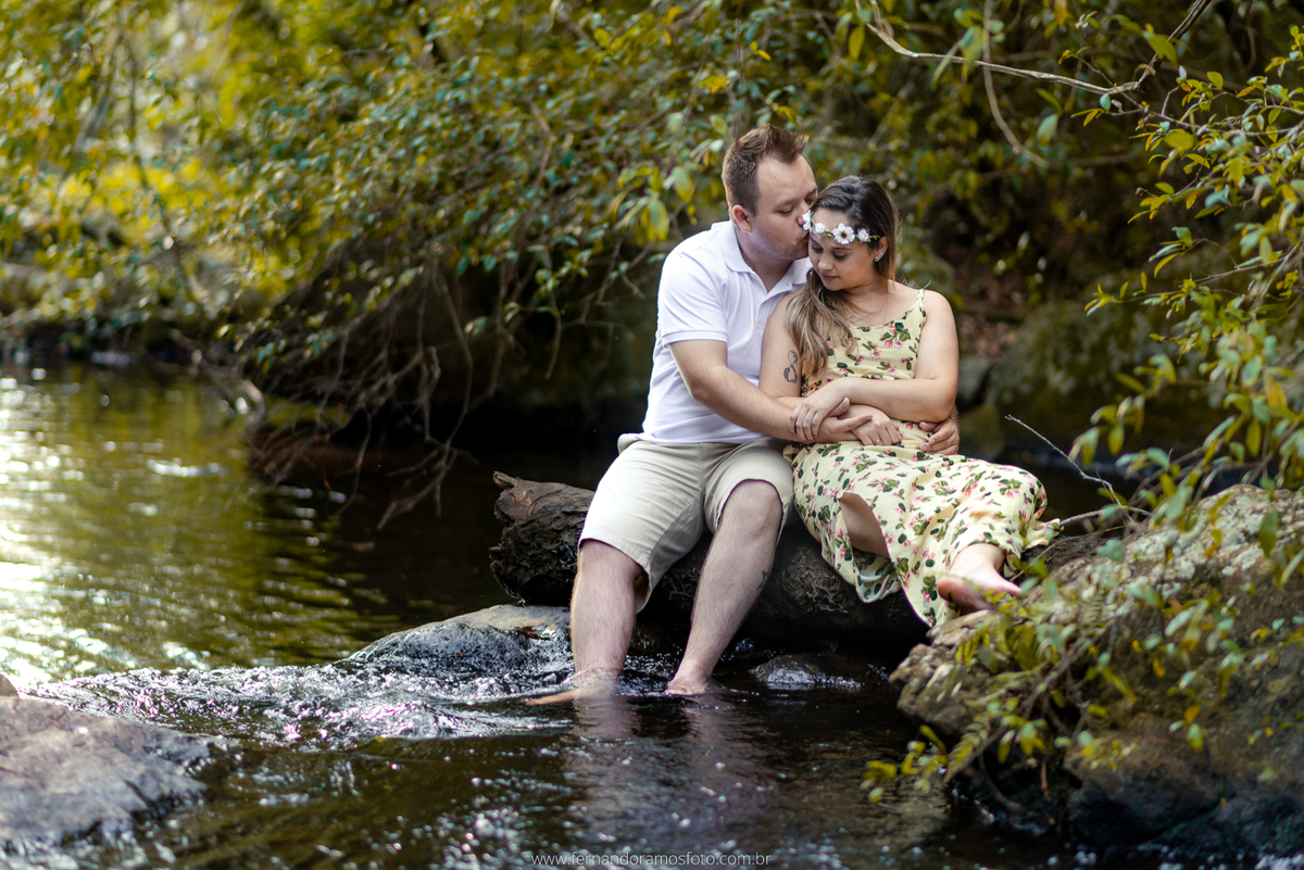 ENSAIO PRÉ-CASAMENTO NA FAZENDA GUAXINDUVA, FOTO NA CACHOEIRA, CABREÚVA, SÃO PAULO