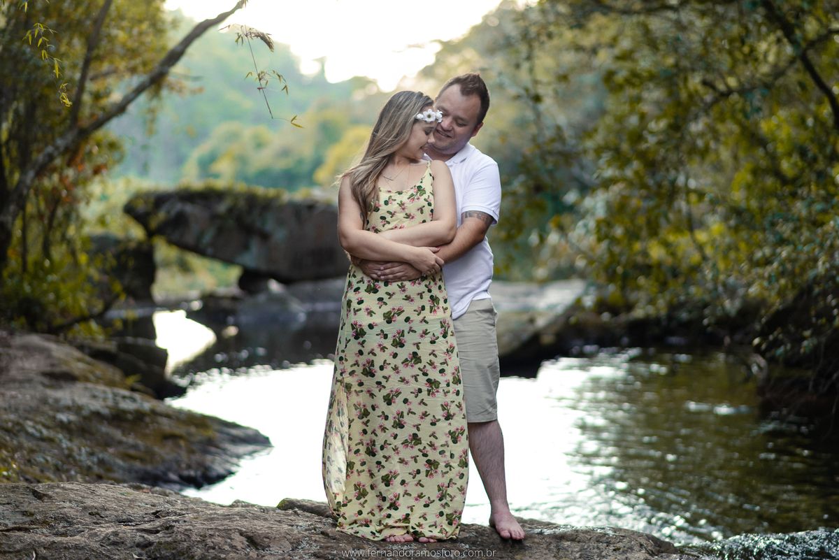 ENSAIO PRÉ-CASAMENTO NA FAZENDA GUAXINDUVA, FOTO NA CACHOEIRA, CABREÚVA, SÃO PAULO