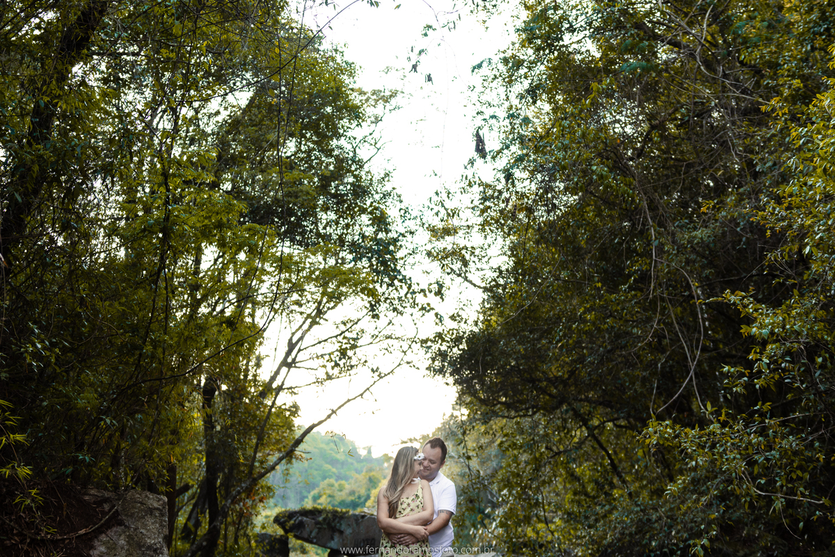 ENSAIO PRÉ-CASAMENTO NA FAZENDA GUAXINDUVA, FOTO NA CACHOEIRA, CABREÚVA, SÃO PAULO