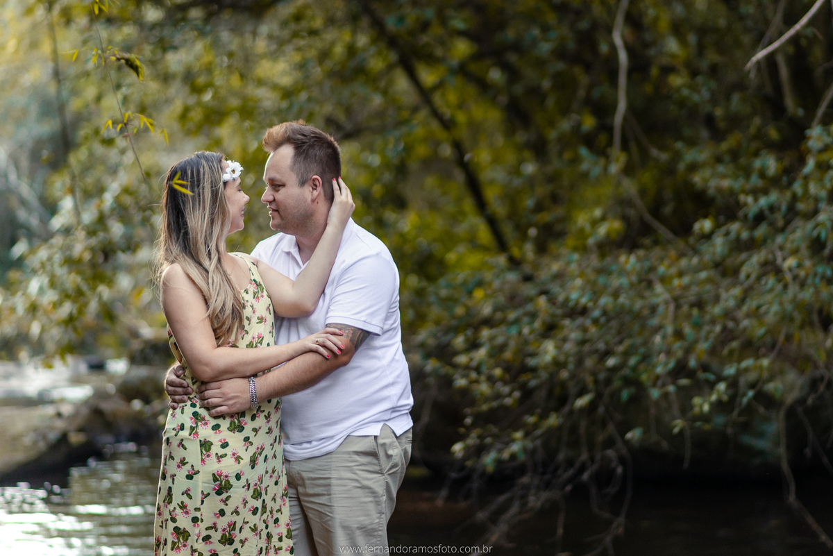 ENSAIO PRÉ-CASAMENTO NA FAZENDA GUAXINDUVA, FOTO NA CACHOEIRA, CABREÚVA, SÃO PAULO