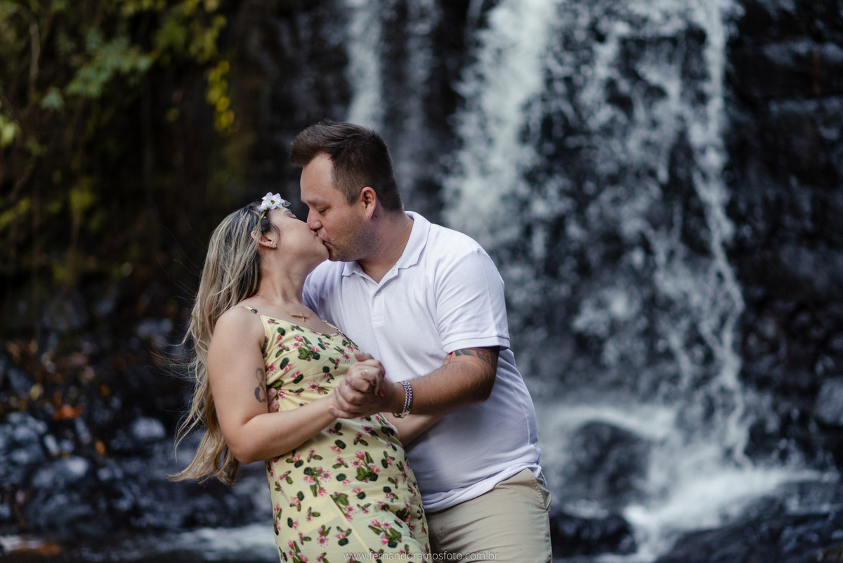 ENSAIO PRÉ-CASAMENTO NA FAZENDA GUAXINDUVA, FOTO NA CACHOEIRA, CABREÚVA, SÃO PAULO