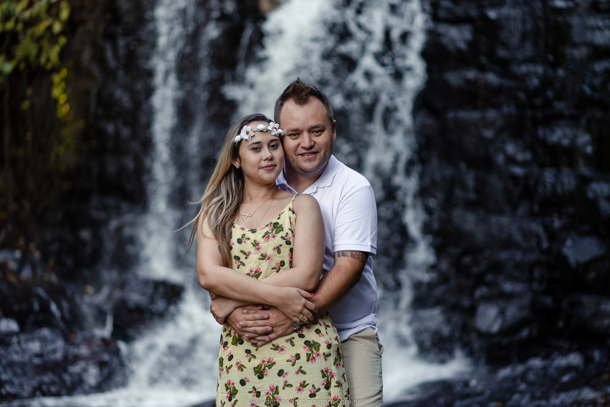 ENSAIO PRÉ-CASAMENTO NA FAZENDA GUAXINDUVA, FOTO NA CACHOEIRA, CABREÚVA, SÃO PAULO