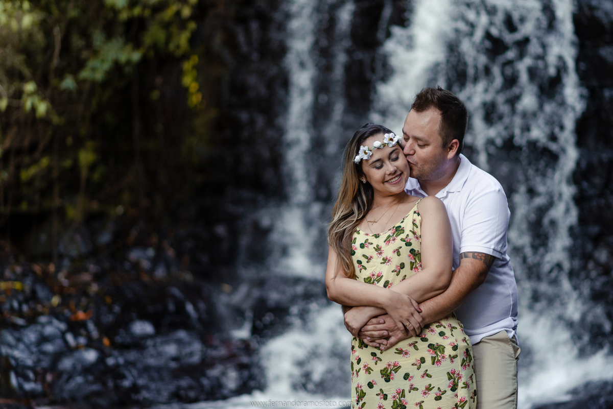 ENSAIO PRÉ-CASAMENTO NA FAZENDA GUAXINDUVA, FOTO NA CACHOEIRA, CABREÚVA, SÃO PAULO