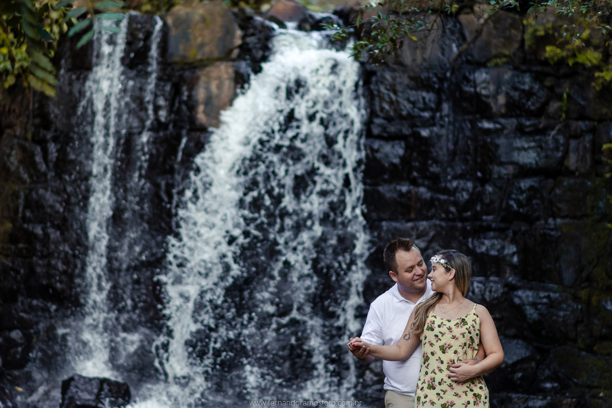 ENSAIO PRÉ-CASAMENTO NA FAZENDA GUAXINDUVA, FOTO NA CACHOEIRA, CABREÚVA, SÃO PAULO