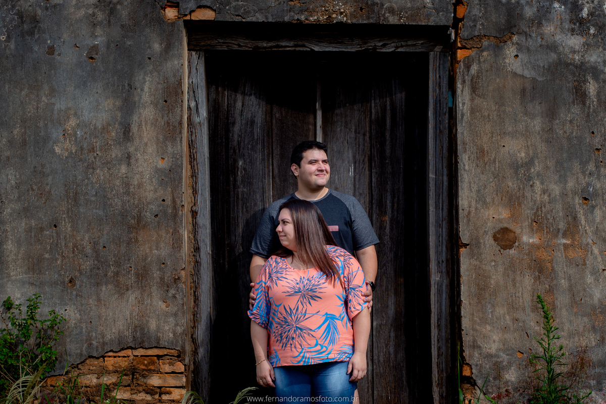 ENSAIO PRÉ-CASAMENTO, PRÉ-WEDDING, HOLAMBRA, CIDADE DAS FLORES, IGREJA ABANDONADA, CAPELA, FOTOGRAFIA DE CASAMENTO, NOIVOS, FOTOS ESPONTÂNEAS, FOTOGRAFO DE CASAMENTO SP