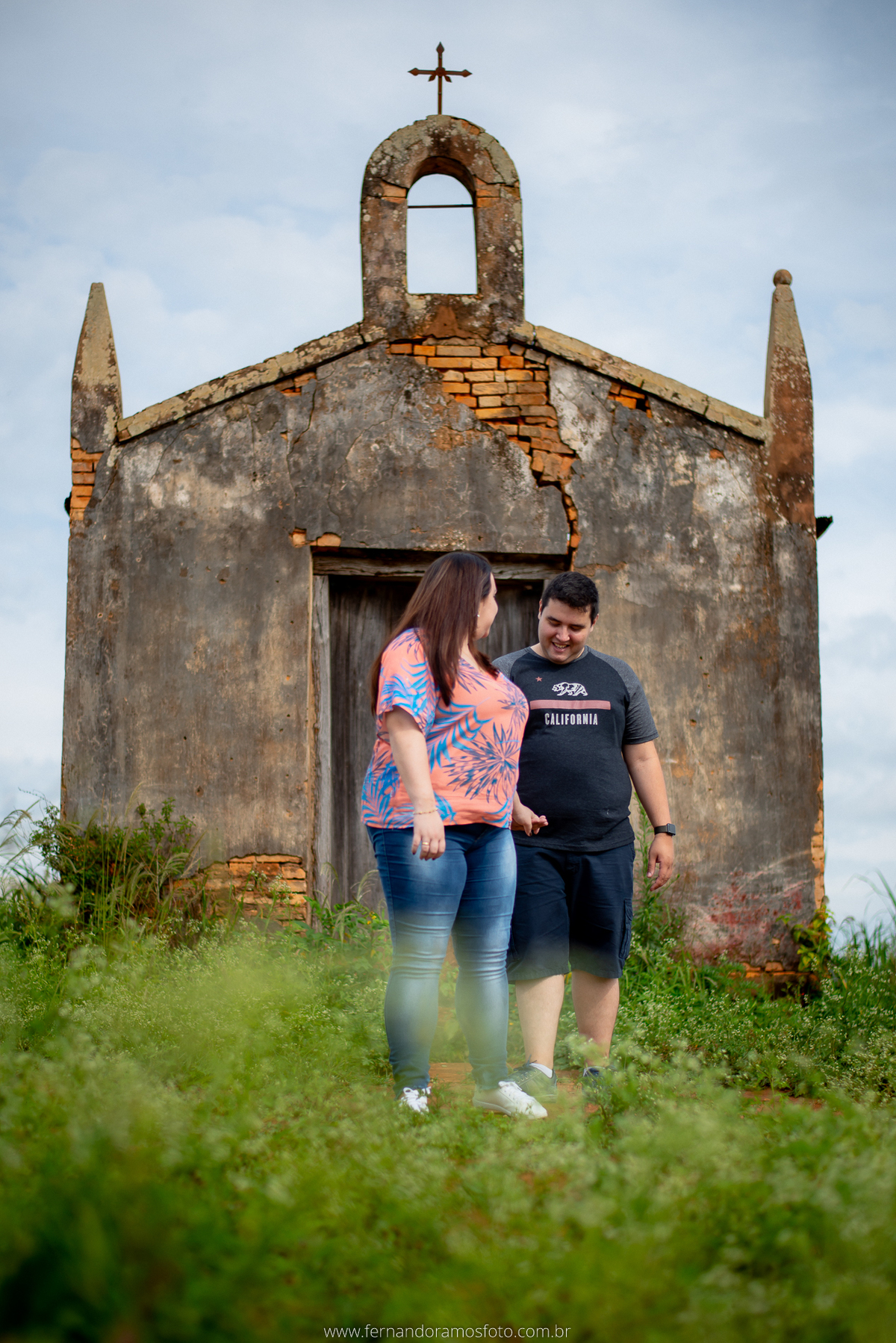 ENSAIO PRÉ-CASAMENTO, PRÉ-WEDDING, HOLAMBRA, CIDADE DAS FLORES, IGREJA ABANDONADA, CAPELA, FOTOGRAFIA DE CASAMENTO, NOIVOS, FOTOS ESPONTÂNEAS, FOTOGRAFO DE CASAMENTO SP