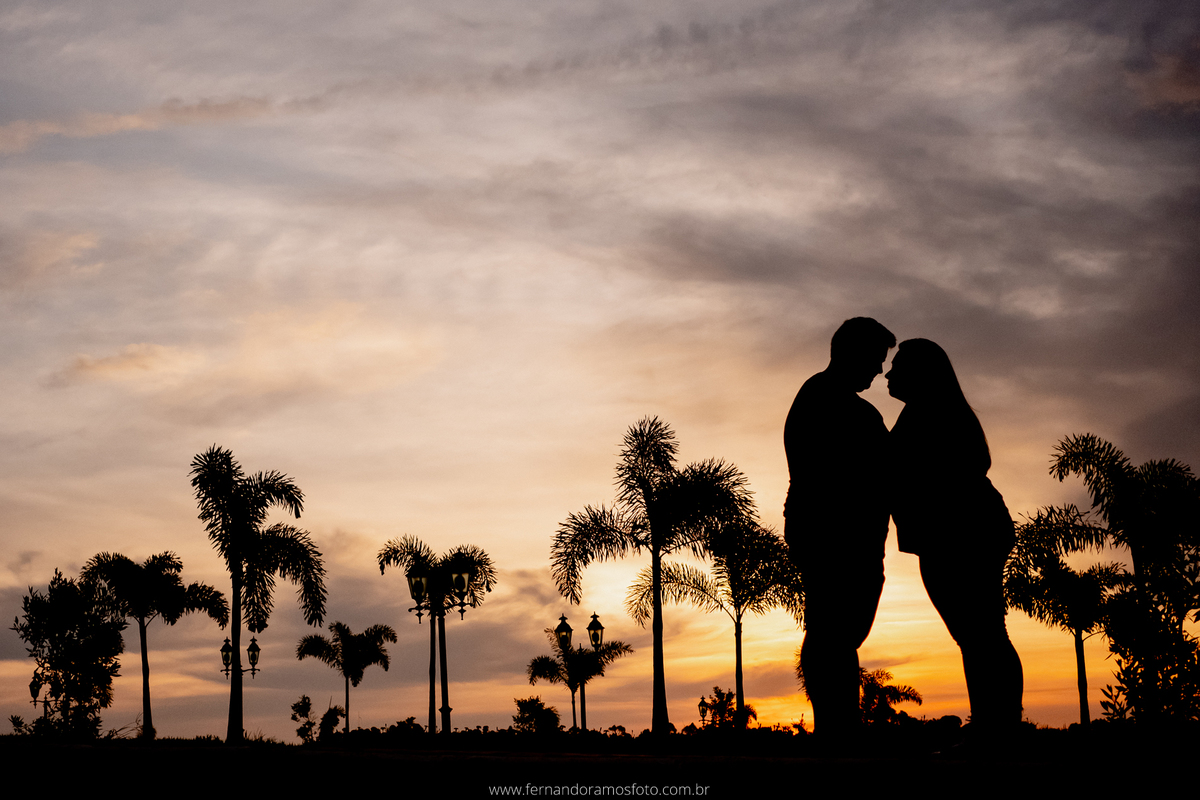 ENSAIO PRÉ-CASAMENTO, PRÉ-WEDDING, HOLAMBRA, CIDADE DAS FLORES, PÔR DO SOL, SILHUETA, FOTOGRAFIA DE CASAMENTO, NOIVOS, FOTOS ESPONTÂNEAS