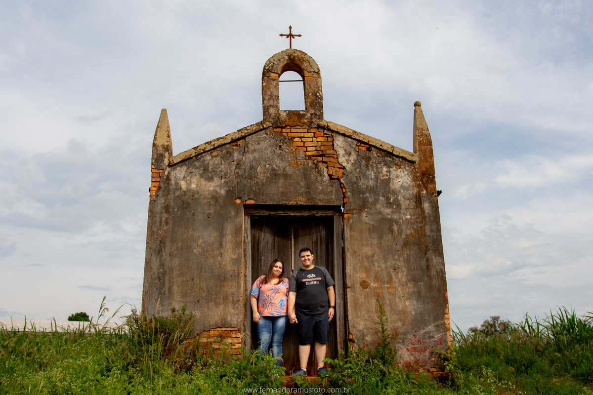 ENSAIO PRÉ-CASAMENTO, PRÉ-WEDDING, HOLAMBRA, CIDADE DAS FLORES, IGREJA ABANDONADA, CAPELA, FOTOGRAFIA DE CASAMENTO, NOIVOS, FOTOS ESPONTÂNEAS, FOTOGRAFO DE CASAMENTO SP