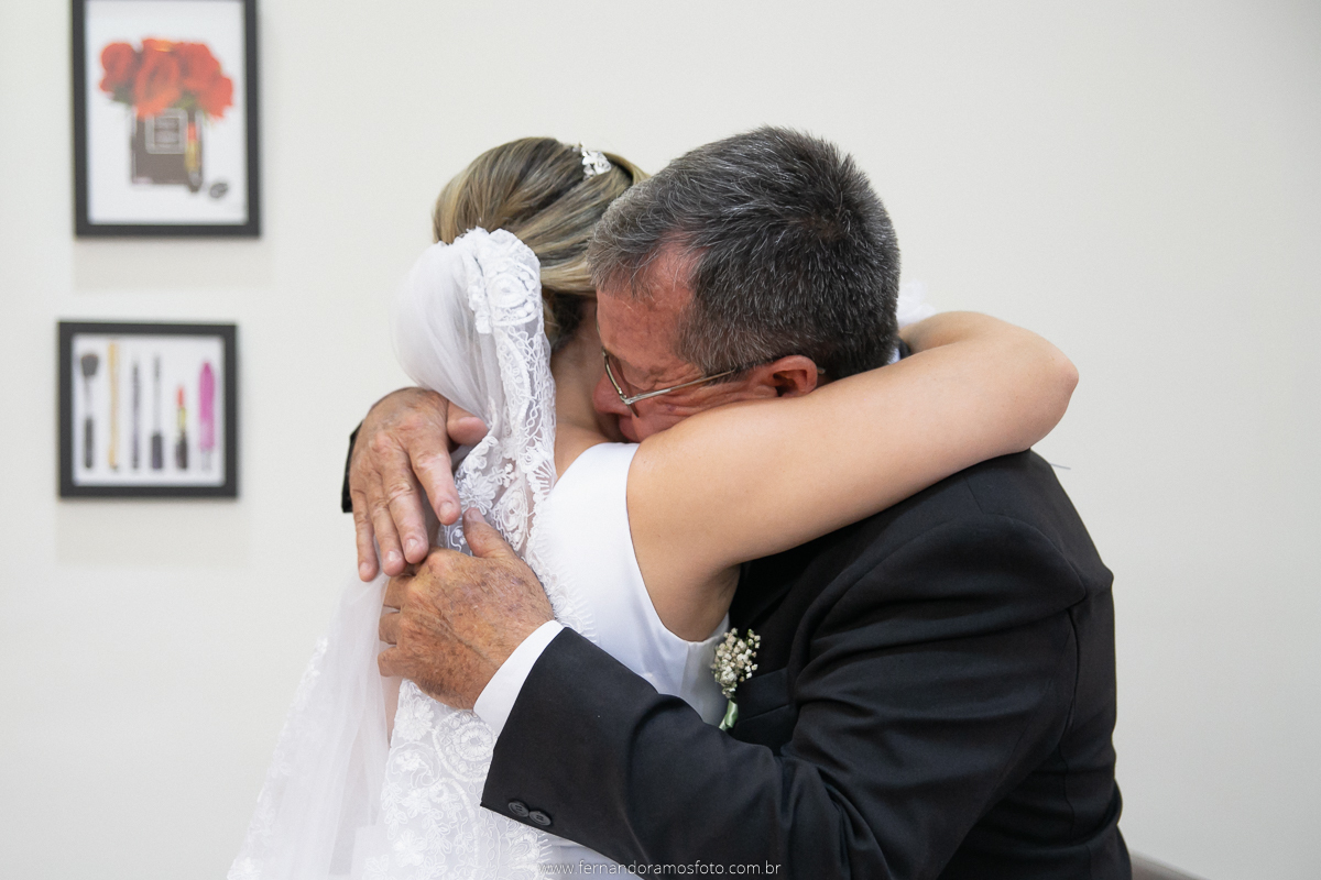 FOTOGRAFIA ESPONTÂNEA, FOTOGRAFIA DE CASAMENTO, NOIVA COM O PAI, DIA DA NOIVA, CASAMENTO EM JUNDIAÍ, SANTUÁRIO DIOCESANO NOSSA SENHORA APARECIDA, ETERNIZE EVENTOS, FOTÓGRAFO DE CASAMENTO EM JUNDIAÍ, FOTÓGRAFO DE CASAMENTO EM ITUPEVA