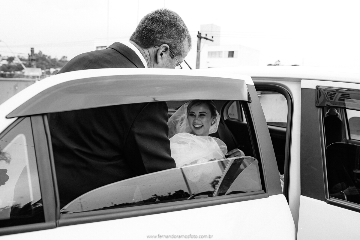 FOTOGRAFIA ESPONTÂNEA, FOTOGRAFIA DE CASAMENTO, NOIVA COM O PAI, DIA DA NOIVA, CASAMENTO EM JUNDIAÍ, SANTUÁRIO DIOCESANO NOSSA SENHORA APARECIDA, ETERNIZE EVENTOS, FOTÓGRAFO DE CASAMENTO EM JUNDIAÍ, FOTÓGRAFO DE CASAMENTO EM ITUPEVA, NOIVA SAINDO DO CARRO