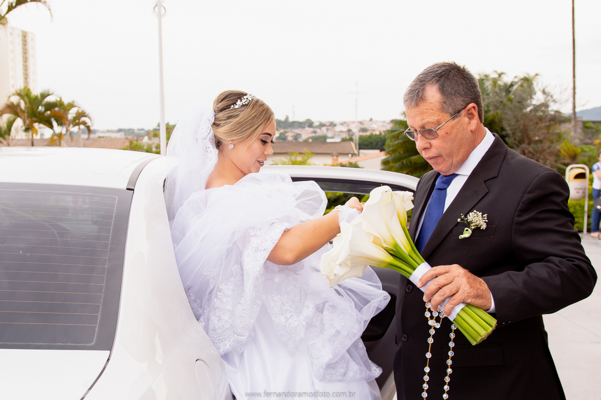 FOTOGRAFIA ESPONTÂNEA, FOTOGRAFIA DE CASAMENTO, NOIVA COM O PAI, DIA DA NOIVA, CASAMENTO EM JUNDIAÍ, SANTUÁRIO DIOCESANO NOSSA SENHORA APARECIDA, ETERNIZE EVENTOS, FOTÓGRAFO DE CASAMENTO EM JUNDIAÍ, FOTÓGRAFO DE CASAMENTO EM ITUPEVA, NOIVA SAINDO DO CARRO