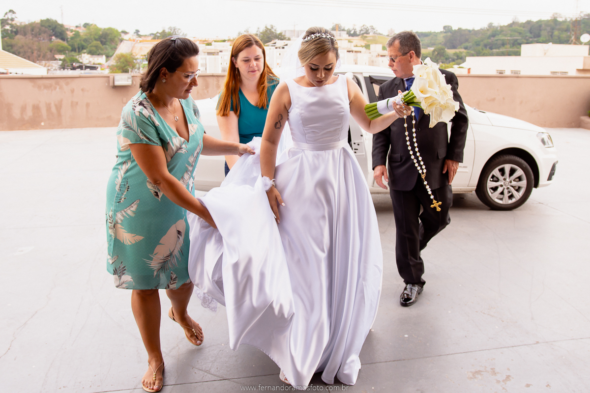 FOTOGRAFIA ESPONTÂNEA, FOTOGRAFIA DE CASAMENTO, NOIVA COM O PAI, DIA DA NOIVA, CASAMENTO EM JUNDIAÍ, SANTUÁRIO DIOCESANO NOSSA SENHORA APARECIDA, ETERNIZE EVENTOS, FOTÓGRAFO DE CASAMENTO EM JUNDIAÍ, FOTÓGRAFO DE CASAMENTO EM ITUPEVA