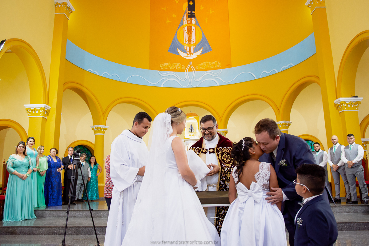 FOTOGRAFIA ESPONTÂNEA, FOTOGRAFIA DE CASAMENTO,  DIA DA NOIVA, CASAMENTO EM JUNDIAÍ, SANTUÁRIO DIOCESANO NOSSA SENHORA APARECIDA, ETERNIZE EVENTOS, FOTÓGRAFO DE CASAMENTO EM JUNDIAÍ, FOTÓGRAFO DE CASAMENTO EM ITUPEVA, ENTRADA DAS ALIANÇAS