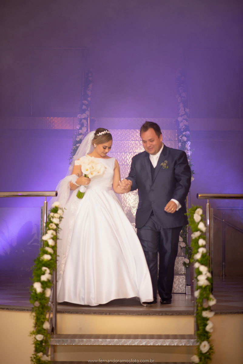 FOTOGRAFIA ESPONTÂNEA, FOTOGRAFIA DE CASAMENTO, NOIVA COM O PAI, DIA DA NOIVA, CASAMENTO EM JUNDIAÍ, SANTUÁRIO DIOCESANO NOSSA SENHORA APARECIDA, ETERNIZE EVENTOS, FOTÓGRAFO DE CASAMENTO EM JUNDIAÍ, FOTÓGRAFO DE CASAMENTO EM ITUPEVA, FESTA DE CASAMENTO