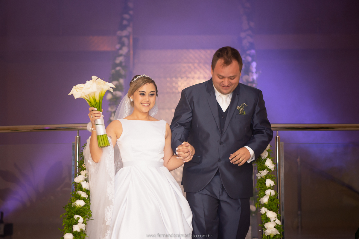 FOTOGRAFIA ESPONTÂNEA, FOTOGRAFIA DE CASAMENTO, NOIVA COM O PAI, DIA DA NOIVA, CASAMENTO EM JUNDIAÍ, SANTUÁRIO DIOCESANO NOSSA SENHORA APARECIDA, ETERNIZE EVENTOS, FOTÓGRAFO DE CASAMENTO EM JUNDIAÍ, FOTÓGRAFO DE CASAMENTO EM ITUPEVA, FESTA DE CASAMENTO