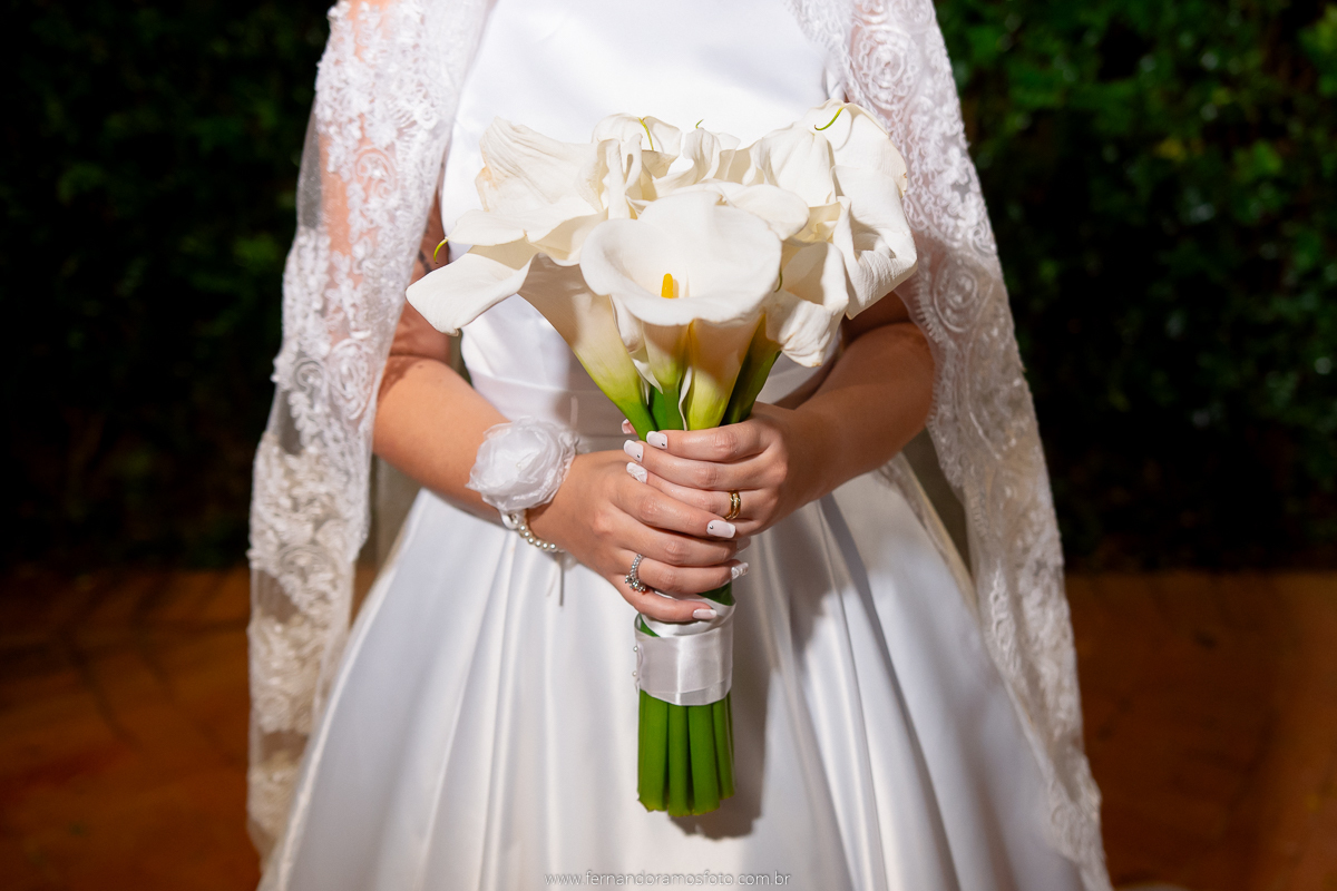 FOTOGRAFIA ESPONTÂNEA, FOTOGRAFIA DE CASAMENTO,  DIA DA NOIVA, CASAMENTO EM JUNDIAÍ, SANTUÁRIO DIOCESANO NOSSA SENHORA APARECIDA, ETERNIZE EVENTOS, FOTÓGRAFO DE CASAMENTO EM JUNDIAÍ, FOTÓGRAFO DE CASAMENTO EM ITUPEVA, RETRATO NOIVA, BUQUÊ COPO DE LEITE