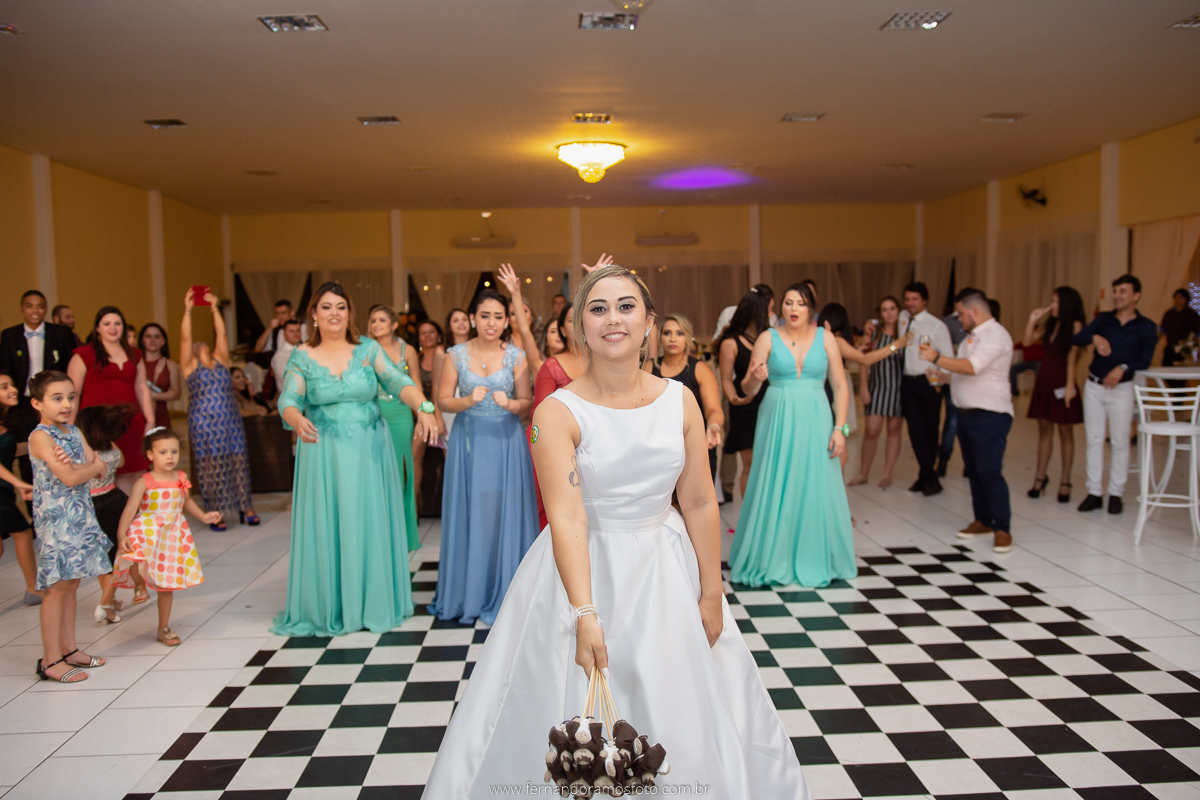 FOTOGRAFIA ESPONTÂNEA, FOTOGRAFIA DE CASAMENTO, NOIVA COM O PAI, DIA DA NOIVA, CASAMENTO EM JUNDIAÍ, SANTUÁRIO DIOCESANO NOSSA SENHORA APARECIDA, ETERNIZE EVENTOS, FOTÓGRAFO DE CASAMENTO EM JUNDIAÍ, FOTÓGRAFO DE CASAMENTO  ITUPEVA, BUQUÊ DE SANTO ANTÔNIO