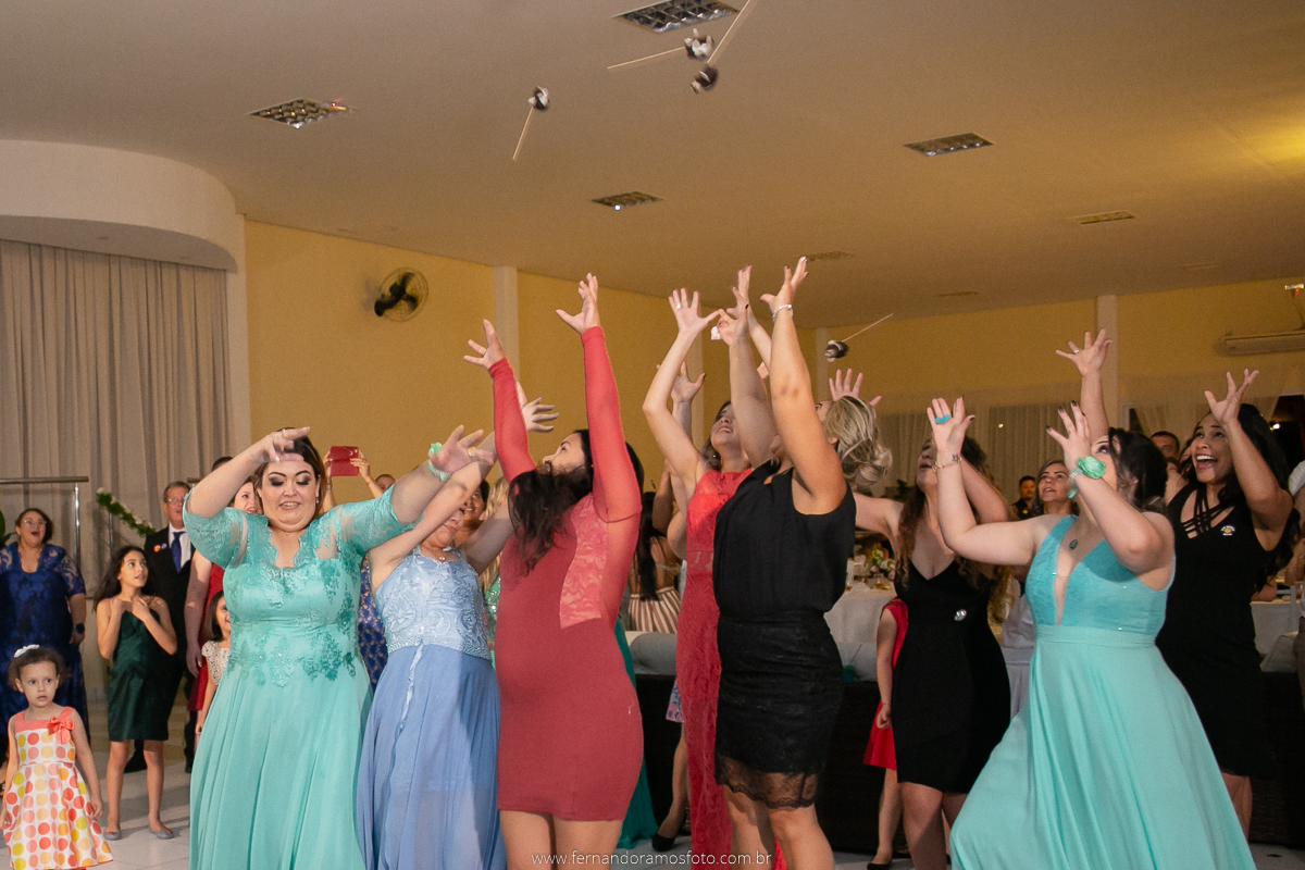 FOTOGRAFIA ESPONTÂNEA, FOTOGRAFIA DE CASAMENTO, NOIVA COM O PAI, DIA DA NOIVA, CASAMENTO EM JUNDIAÍ, SANTUÁRIO DIOCESANO NOSSA SENHORA APARECIDA, ETERNIZE EVENTOS, FOTÓGRAFO DE CASAMENTO EM JUNDIAÍ, FOTÓGRAFO DE CASAMENTO  ITUPEVA, BUQUÊ DE SANTO ANTÔNIO