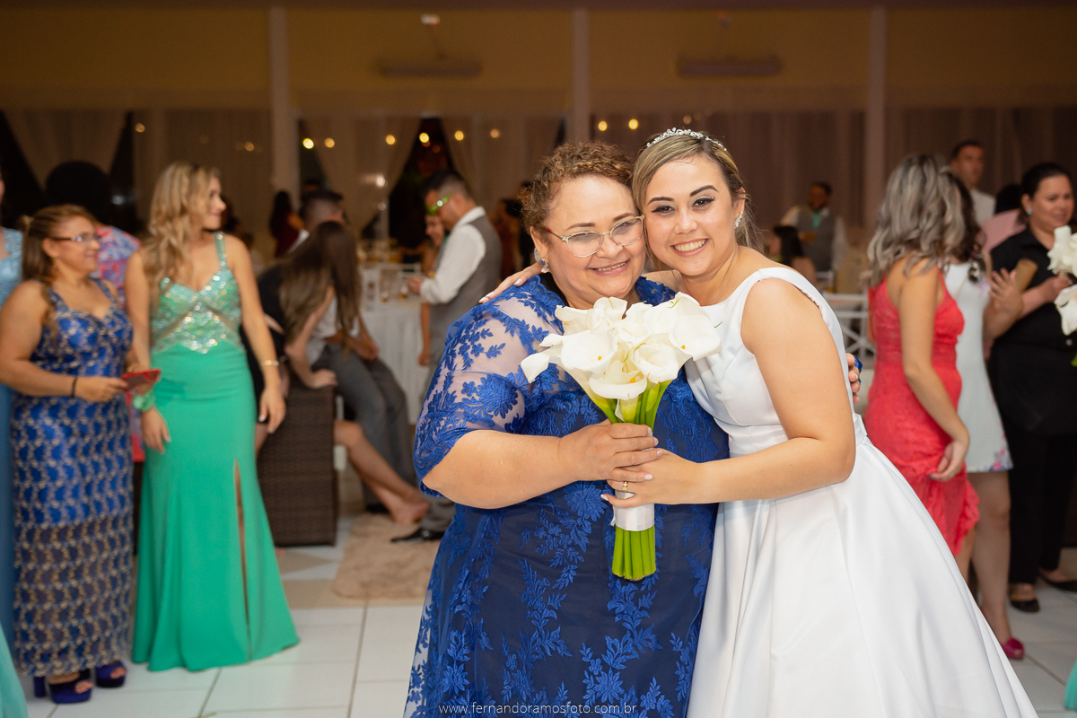 FOTOGRAFIA ESPONTÂNEA, FOTOGRAFIA DE CASAMENTO, NOIVA COM O PAI, DIA DA NOIVA, CASAMENTO EM JUNDIAÍ, SANTUÁRIO DIOCESANO NOSSA SENHORA APARECIDA, ETERNIZE EVENTOS, FOTÓGRAFO DE CASAMENTO EM JUNDIAÍ, FOTÓGRAFO DE CASAMENTO  ITUPEVA, BUQUÊ DE COPO DE LEITE