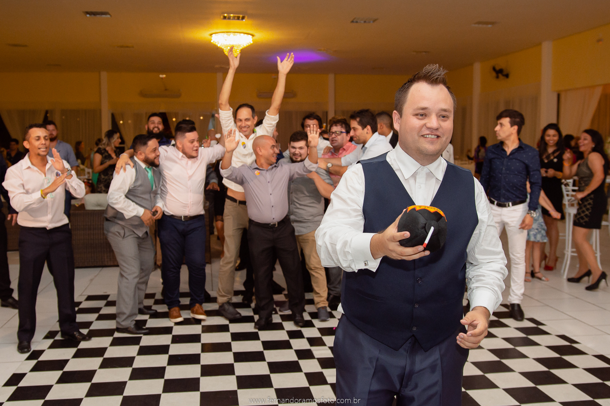 FOTOGRAFIA ESPONTÂNEA, FOTOGRAFIA DE CASAMENTO, NOIVA COM O PAI, DIA DA NOIVA, CASAMENTO EM JUNDIAÍ, SANTUÁRIO DIOCESANO NOSSA SENHORA APARECIDA, ETERNIZE EVENTOS, FOTÓGRAFO DE CASAMENTO EM JUNDIAÍ, FOTÓGRAFO DE CASAMENTO  ITUPEVA, NOIVO JOGANDO BOMBA