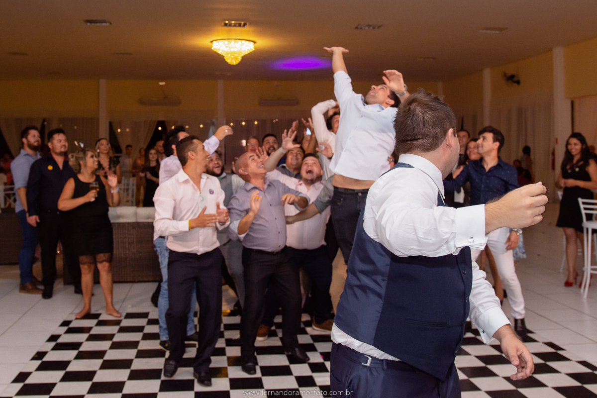 FOTOGRAFIA ESPONTÂNEA, FOTOGRAFIA DE CASAMENTO, NOIVA COM O PAI, DIA DA NOIVA, CASAMENTO EM JUNDIAÍ, SANTUÁRIO DIOCESANO NOSSA SENHORA APARECIDA, ETERNIZE EVENTOS, FOTÓGRAFO DE CASAMENTO EM JUNDIAÍ, FOTÓGRAFO DE CASAMENTO  ITUPEVA, NOIVO JOGANDO BOMBA