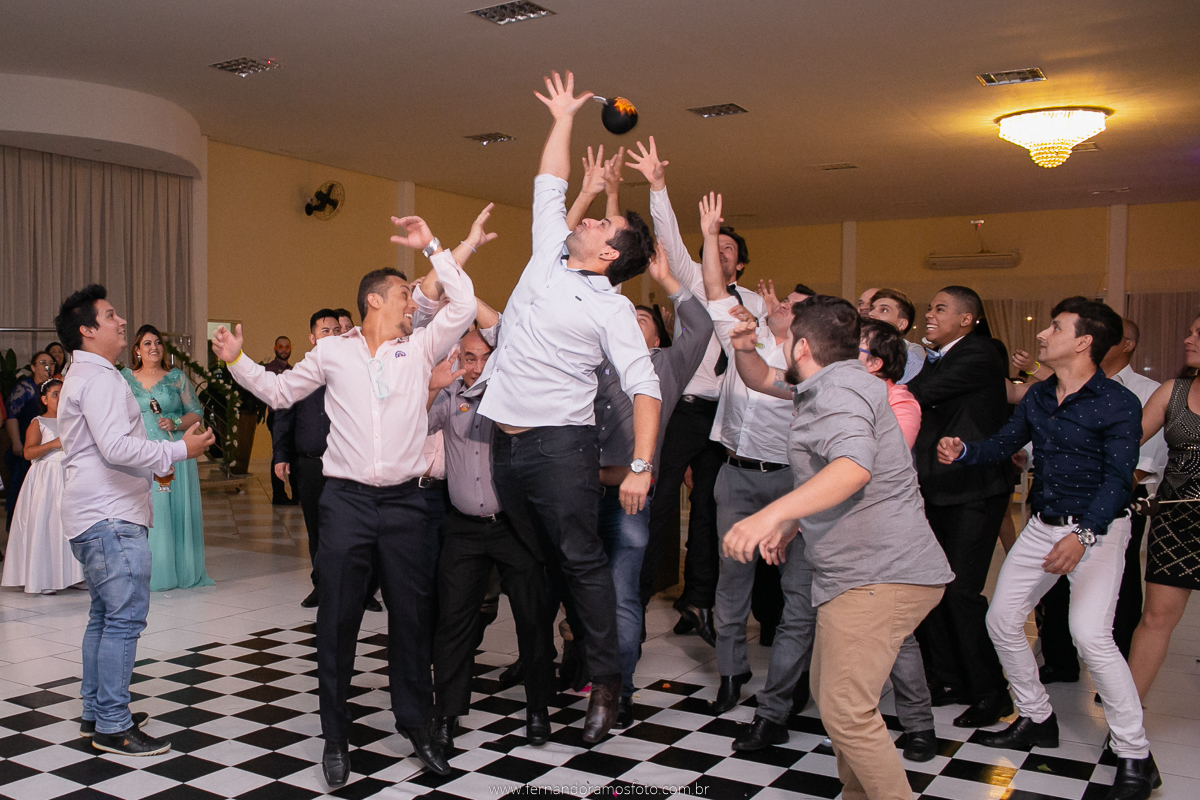 FOTOGRAFIA ESPONTÂNEA, FOTOGRAFIA DE CASAMENTO, NOIVA COM O PAI, DIA DA NOIVA, CASAMENTO EM JUNDIAÍ, SANTUÁRIO DIOCESANO NOSSA SENHORA APARECIDA, ETERNIZE EVENTOS, FOTÓGRAFO DE CASAMENTO EM JUNDIAÍ, FOTÓGRAFO DE CASAMENTO  ITUPEVA, NOIVO JOGANDO BOMBA