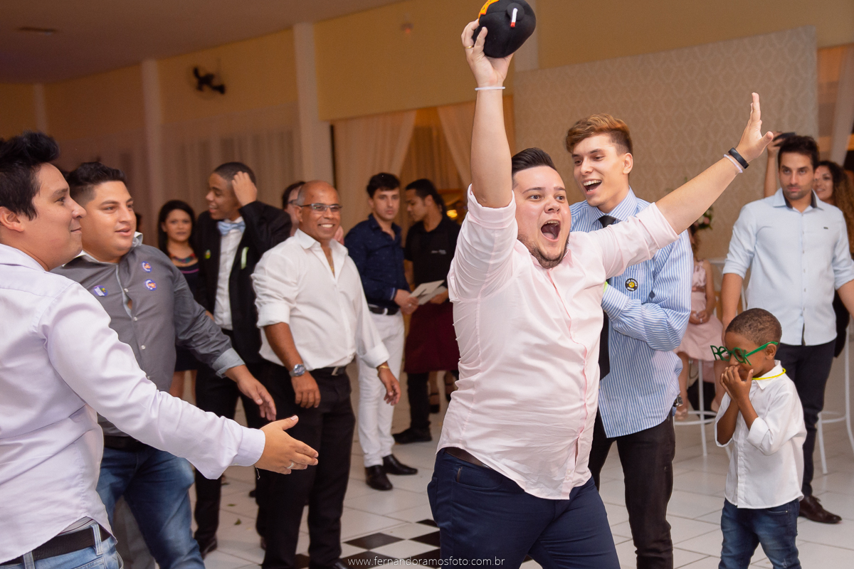 FOTOGRAFIA ESPONTÂNEA, FOTOGRAFIA DE CASAMENTO, NOIVA COM O PAI, DIA DA NOIVA, CASAMENTO EM JUNDIAÍ, SANTUÁRIO DIOCESANO NOSSA SENHORA APARECIDA, ETERNIZE EVENTOS, FOTÓGRAFO DE CASAMENTO EM JUNDIAÍ, FOTÓGRAFO DE CASAMENTO  ITUPEVA, NOIVO JOGANDO BOMBA