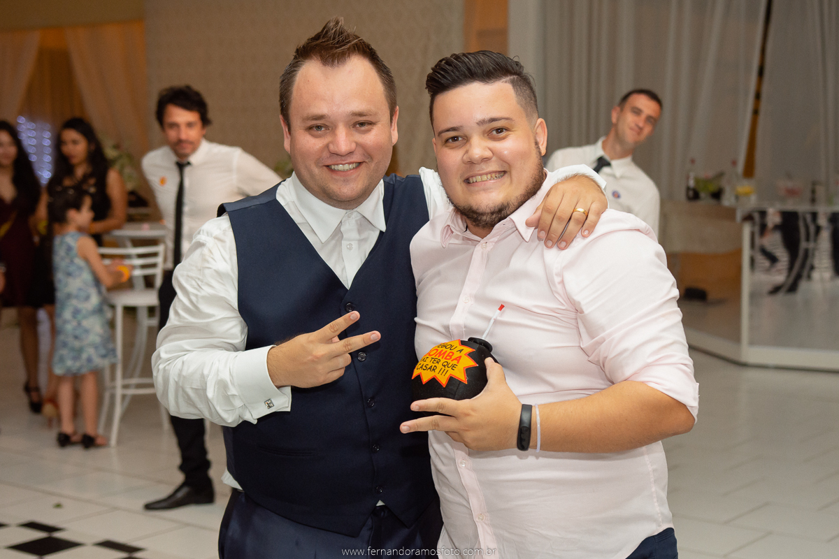 FOTOGRAFIA ESPONTÂNEA, FOTOGRAFIA DE CASAMENTO, NOIVA COM O PAI, DIA DA NOIVA, CASAMENTO EM JUNDIAÍ, SANTUÁRIO DIOCESANO NOSSA SENHORA APARECIDA, ETERNIZE EVENTOS, FOTÓGRAFO DE CASAMENTO EM JUNDIAÍ, FOTÓGRAFO DE CASAMENTO  ITUPEVA, NOIVO JOGANDO BOMBA