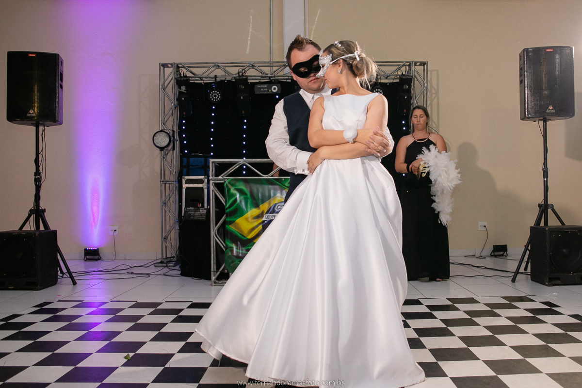 FOTOGRAFIA ESPONTÂNEA, FOTOGRAFIA DE CASAMENTO, NOIVA COM O PAI, DIA DA NOIVA, CASAMENTO EM JUNDIAÍ, SANTUÁRIO DIOCESANO NOSSA SENHORA APARECIDA, ETERNIZE EVENTOS, FOTÓGRAFO DE CASAMENTO EM JUNDIAÍ, FOTÓGRAFO DE CASAMENTO  ITUPEVA, VALSA DE CASAMENTO