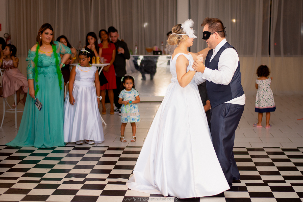 FOTOGRAFIA ESPONTÂNEA, FOTOGRAFIA DE CASAMENTO, NOIVA COM O PAI, DIA DA NOIVA, CASAMENTO EM JUNDIAÍ, SANTUÁRIO DIOCESANO NOSSA SENHORA APARECIDA, ETERNIZE EVENTOS, FOTÓGRAFO DE CASAMENTO EM JUNDIAÍ, FOTÓGRAFO DE CASAMENTO  ITUPEVA, VALSA DE CASAMENTO