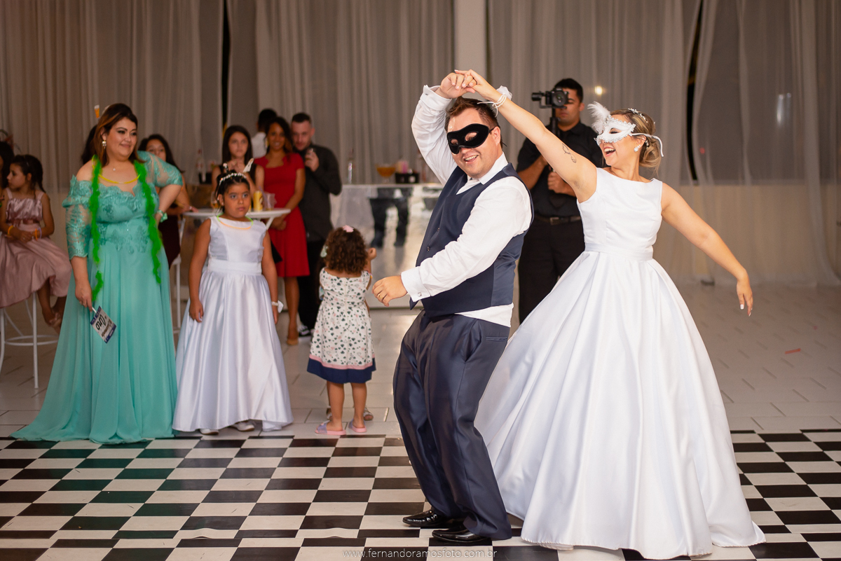 FOTOGRAFIA ESPONTÂNEA, FOTOGRAFIA DE CASAMENTO, NOIVA COM O PAI, DIA DA NOIVA, CASAMENTO EM JUNDIAÍ, SANTUÁRIO DIOCESANO NOSSA SENHORA APARECIDA, ETERNIZE EVENTOS, FOTÓGRAFO DE CASAMENTO EM JUNDIAÍ, FOTÓGRAFO DE CASAMENTO  ITUPEVA, VALSA DE CASAMENTO