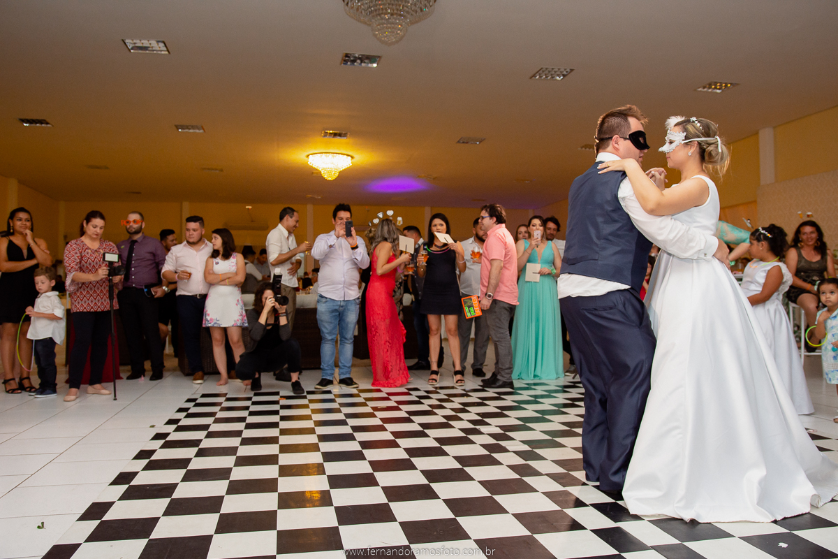 FOTOGRAFIA ESPONTÂNEA, FOTOGRAFIA DE CASAMENTO, NOIVA COM O PAI, DIA DA NOIVA, CASAMENTO EM JUNDIAÍ, SANTUÁRIO DIOCESANO NOSSA SENHORA APARECIDA, ETERNIZE EVENTOS, FOTÓGRAFO DE CASAMENTO EM JUNDIAÍ, FOTÓGRAFO DE CASAMENTO  ITUPEVA, VALSA DE CASAMENTO