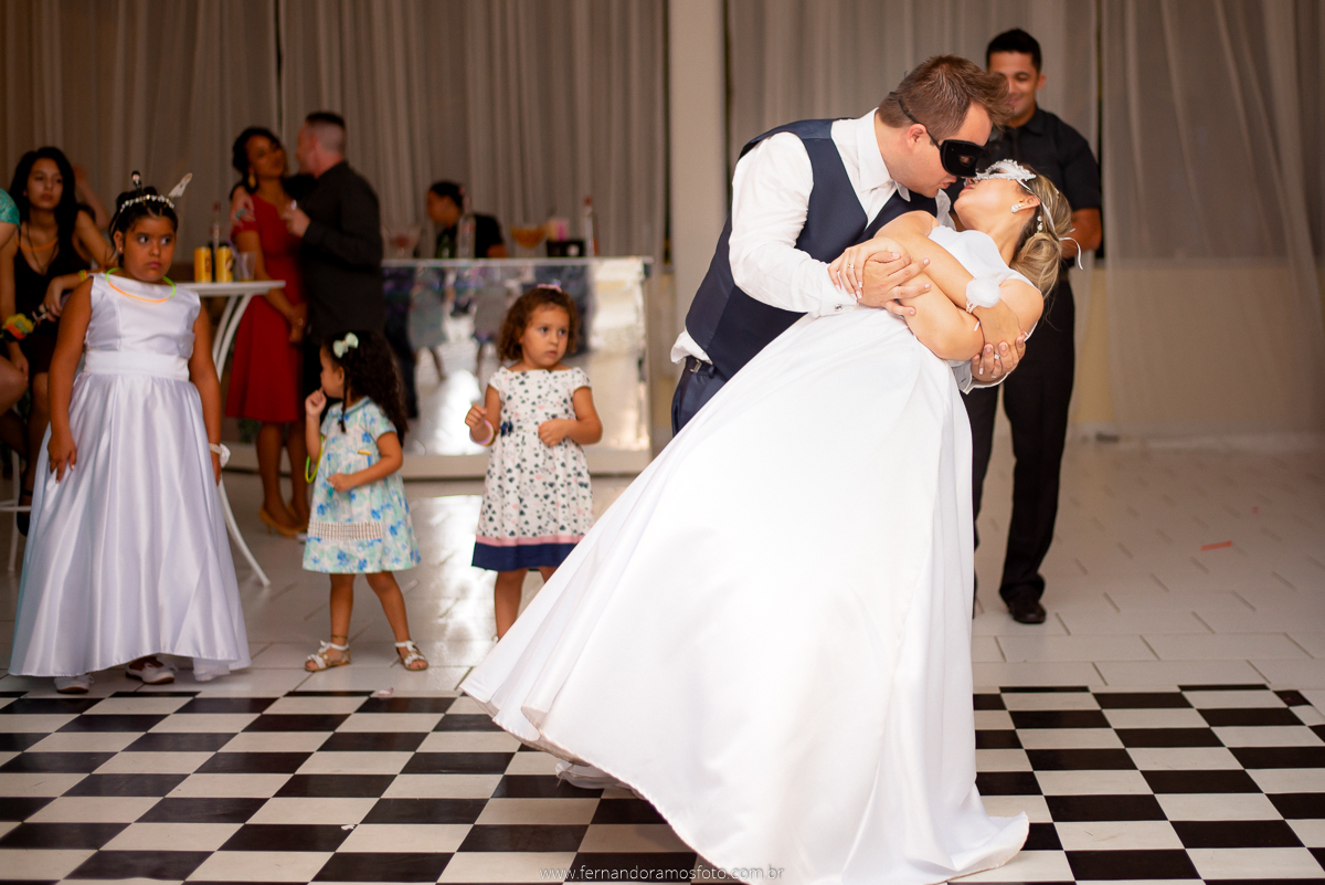 FOTOGRAFIA ESPONTÂNEA, FOTOGRAFIA DE CASAMENTO, NOIVA COM O PAI, DIA DA NOIVA, CASAMENTO EM JUNDIAÍ, SANTUÁRIO DIOCESANO NOSSA SENHORA APARECIDA, ETERNIZE EVENTOS, FOTÓGRAFO DE CASAMENTO EM JUNDIAÍ, FOTÓGRAFO DE CASAMENTO  ITUPEVA, VALSA DE CASAMENTO