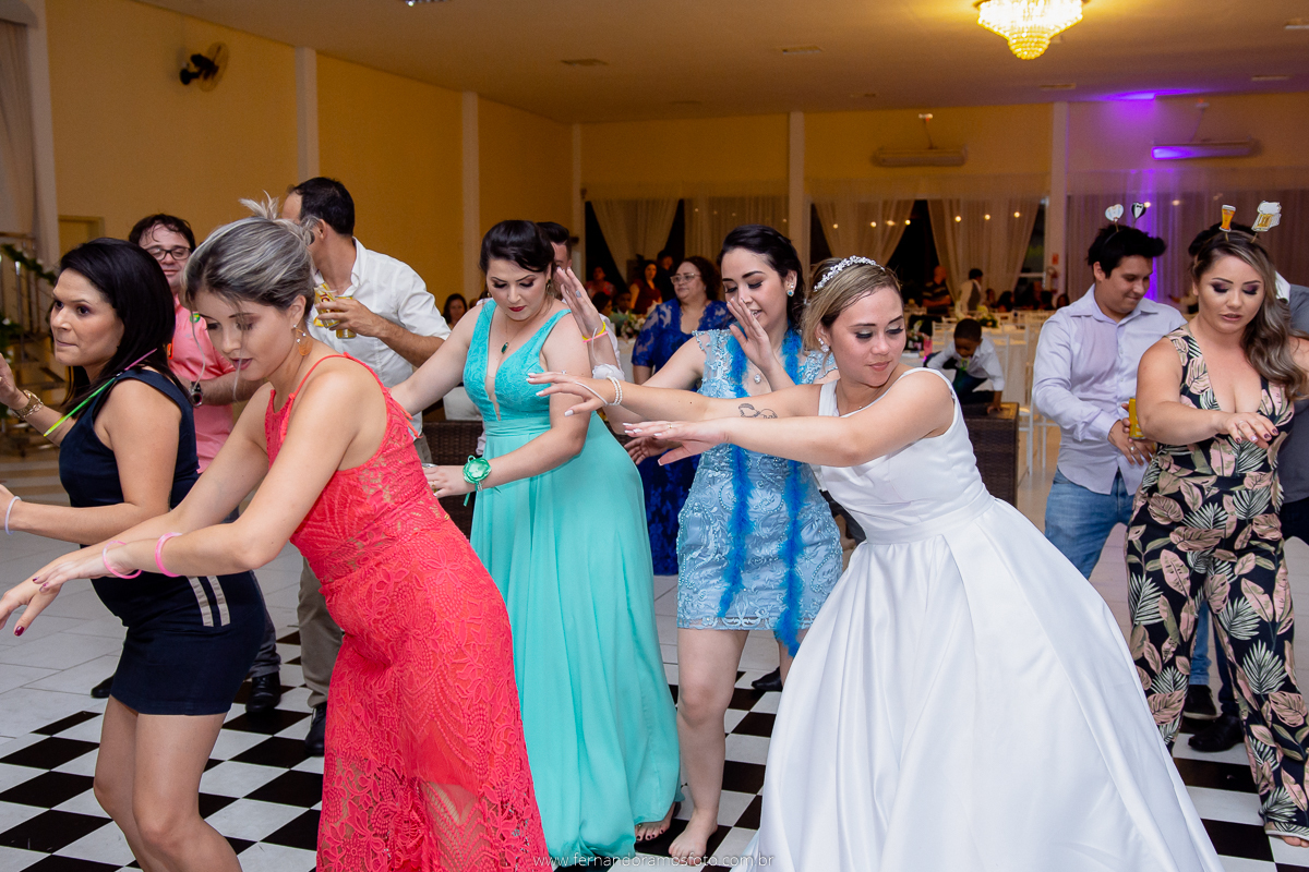 FOTOGRAFIA ESPONTÂNEA, FOTOGRAFIA DE CASAMENTO, NOIVA COM O PAI, DIA DA NOIVA, CASAMENTO EM JUNDIAÍ, SANTUÁRIO DIOCESANO NOSSA SENHORA APARECIDA, ETERNIZE EVENTOS, FOTÓGRAFO DE CASAMENTO EM JUNDIAÍ, FOTÓGRAFO DE CASAMENTO EM ITUPEVA, FESTA DE CASAMENTO