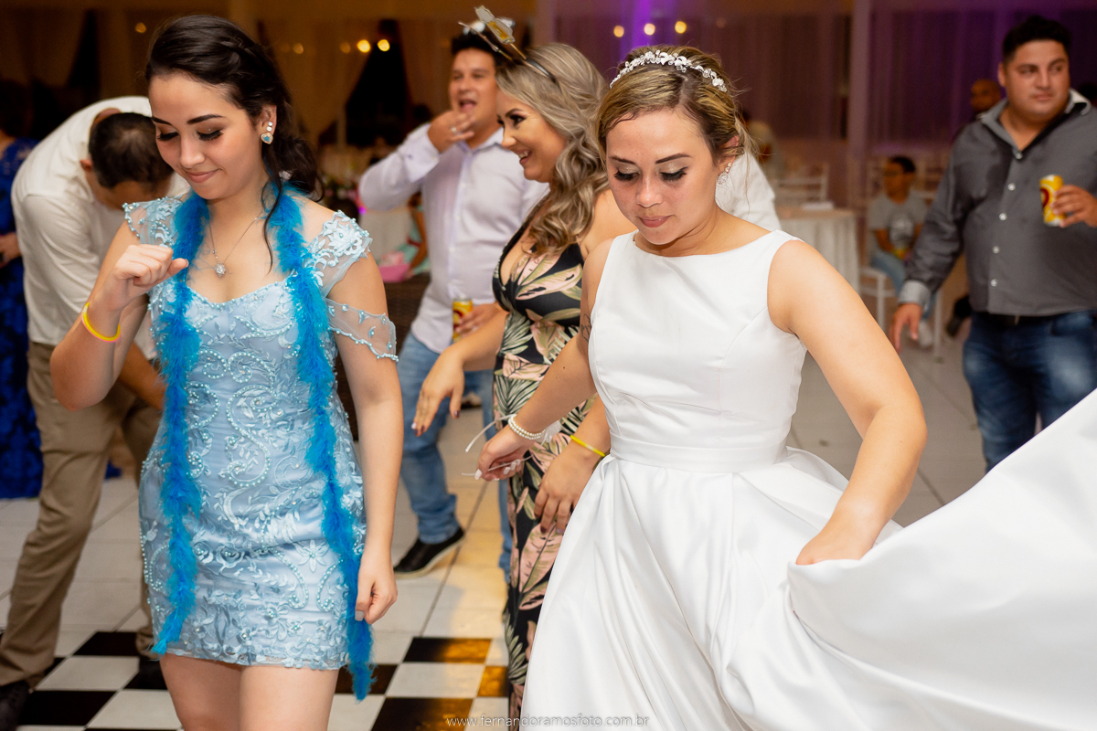 FOTOGRAFIA ESPONTÂNEA, FOTOGRAFIA DE CASAMENTO, NOIVA COM O PAI, DIA DA NOIVA, CASAMENTO EM JUNDIAÍ, SANTUÁRIO DIOCESANO NOSSA SENHORA APARECIDA, ETERNIZE EVENTOS, FOTÓGRAFO DE CASAMENTO EM JUNDIAÍ, FOTÓGRAFO DE CASAMENTO EM ITUPEVA, FESTA DE CASAMENTO