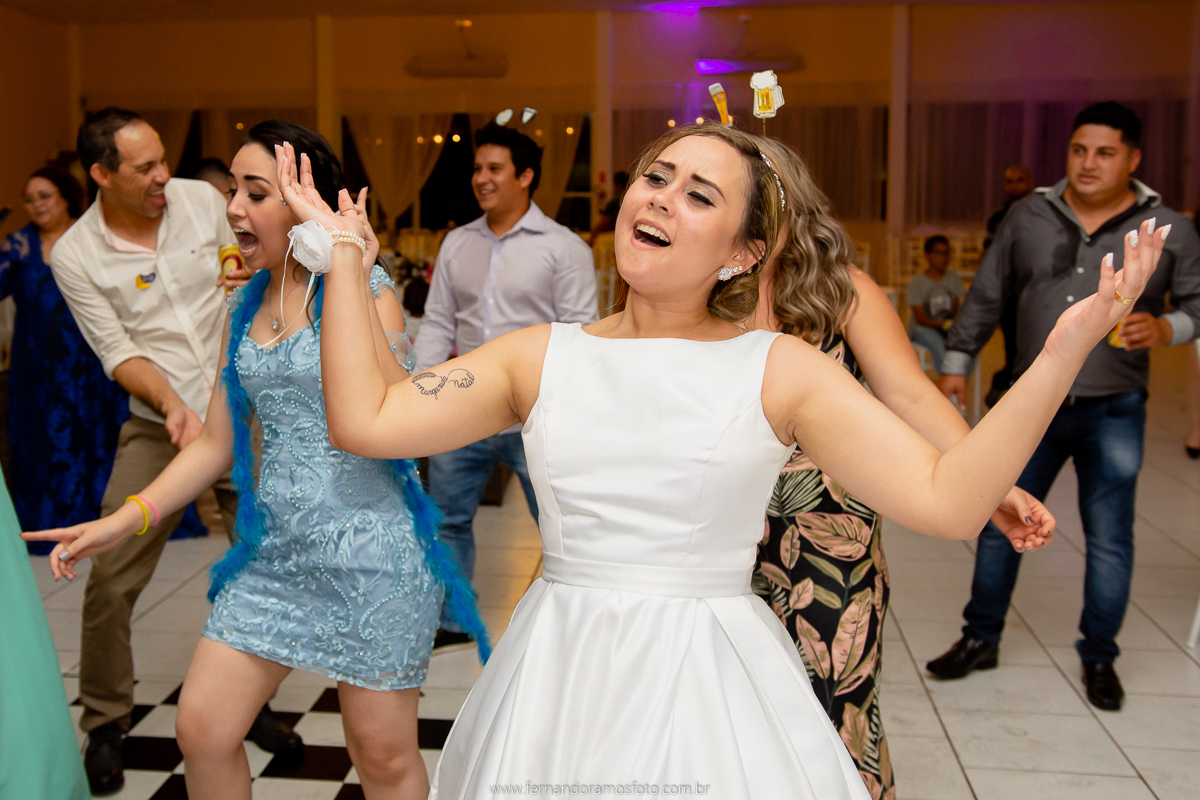 FOTOGRAFIA ESPONTÂNEA, FOTOGRAFIA DE CASAMENTO, NOIVA COM O PAI, DIA DA NOIVA, CASAMENTO EM JUNDIAÍ, SANTUÁRIO DIOCESANO NOSSA SENHORA APARECIDA, ETERNIZE EVENTOS, FOTÓGRAFO DE CASAMENTO EM JUNDIAÍ, FOTÓGRAFO DE CASAMENTO EM ITUPEVA, FESTA DE CASAMENTO