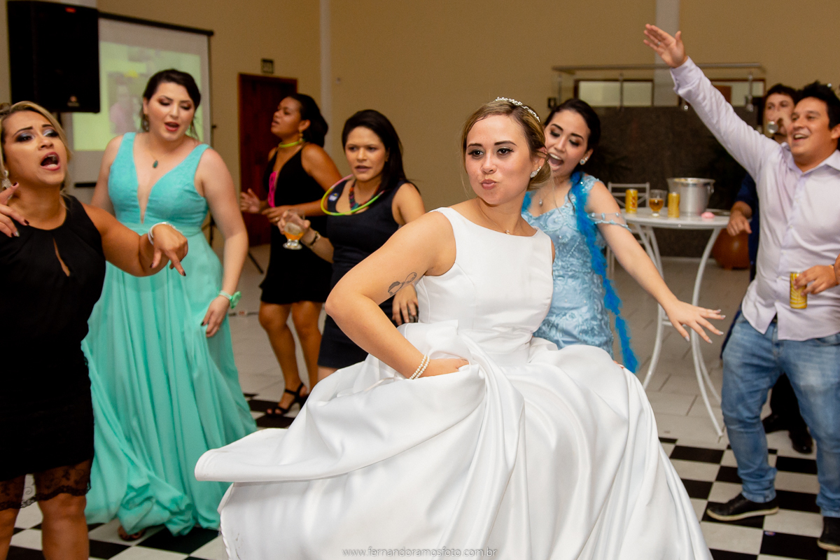 FOTOGRAFIA ESPONTÂNEA, FOTOGRAFIA DE CASAMENTO, NOIVA COM O PAI, DIA DA NOIVA, CASAMENTO EM JUNDIAÍ, SANTUÁRIO DIOCESANO NOSSA SENHORA APARECIDA, ETERNIZE EVENTOS, FOTÓGRAFO DE CASAMENTO EM JUNDIAÍ, FOTÓGRAFO DE CASAMENTO EM ITUPEVA, FESTA DE CASAMENTO