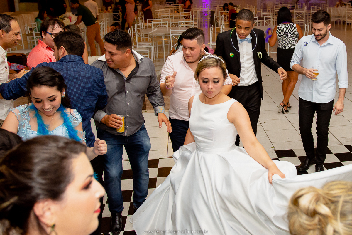 FOTOGRAFIA ESPONTÂNEA, FOTOGRAFIA DE CASAMENTO, NOIVA COM O PAI, DIA DA NOIVA, CASAMENTO EM JUNDIAÍ, SANTUÁRIO DIOCESANO NOSSA SENHORA APARECIDA, ETERNIZE EVENTOS, FOTÓGRAFO DE CASAMENTO EM JUNDIAÍ, FOTÓGRAFO DE CASAMENTO EM ITUPEVA, FESTA DE CASAMENTO