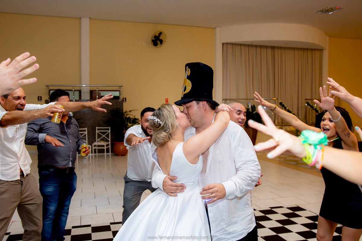 FOTOGRAFIA ESPONTÂNEA, FOTOGRAFIA DE CASAMENTO, NOIVA COM O PAI, DIA DA NOIVA, CASAMENTO EM JUNDIAÍ, SANTUÁRIO DIOCESANO NOSSA SENHORA APARECIDA, ETERNIZE EVENTOS, FOTÓGRAFO DE CASAMENTO EM JUNDIAÍ, FOTÓGRAFO DE CASAMENTO EM ITUPEVA, FESTA DE CASAMENTO