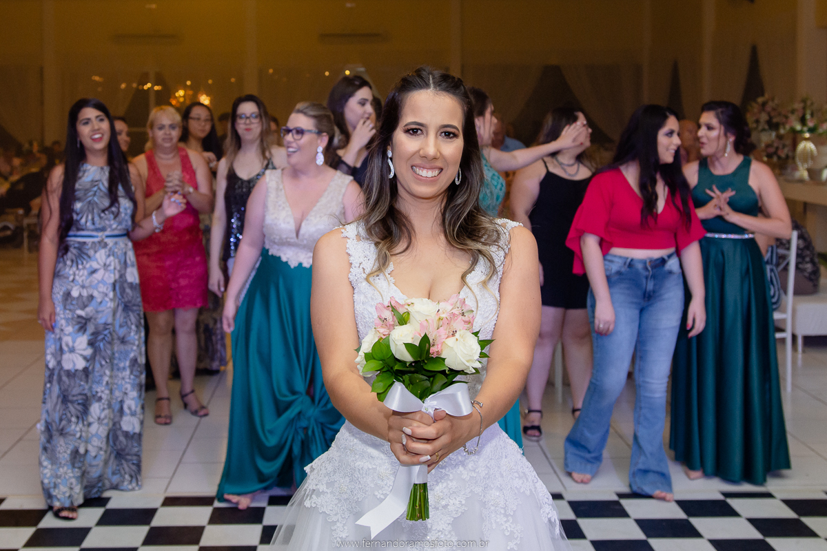 CASAMENTO NO ETERNIZE EVENTOS, CASAMENTO EM ITUPEVA, FOTOS DE CASAMENTO, FOTÓGRAFO DE CASAMENTO ITUPEVA,  FOTOGRAFIA DE CASAMENTO, FOTÓGRAFO EM JUNDIAÍ,  CERIMÔNIA DE CASAMENTO NO SALÃO, FESTA DE CASAMENTO, NOIVA JOGANDO BUQUÊ, BUQUÊ DA NOIVA, MADRINHAS