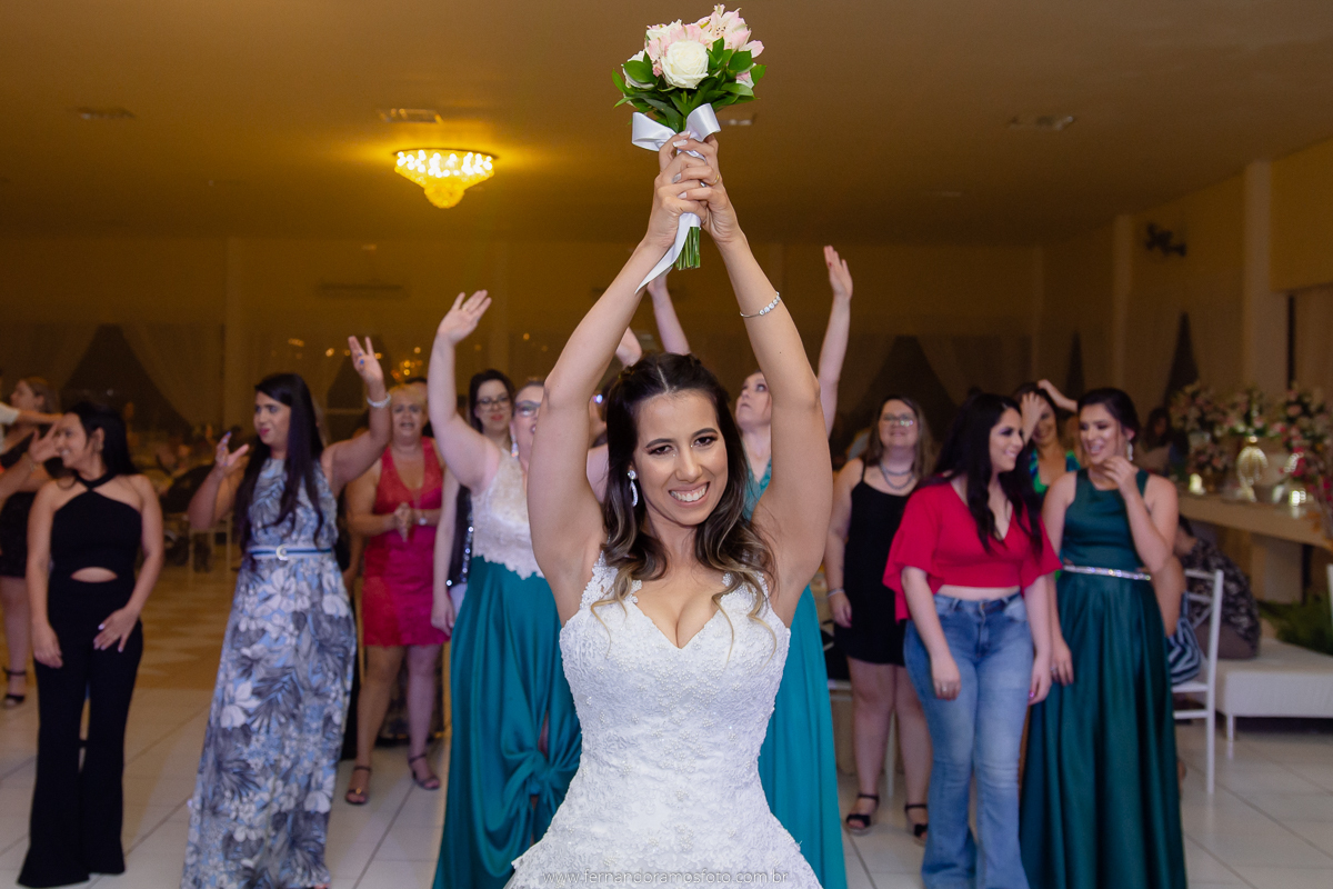 CASAMENTO NO ETERNIZE EVENTOS, CASAMENTO EM ITUPEVA, FOTOS DE CASAMENTO, FOTÓGRAFO DE CASAMENTO ITUPEVA,  FOTOGRAFIA DE CASAMENTO, FOTÓGRAFO EM JUNDIAÍ,  CERIMÔNIA DE CASAMENTO NO SALÃO, FESTA DE CASAMENTO, NOIVA JOGANDO BUQUÊ, BUQUÊ DA NOIVA, MADRINHAS