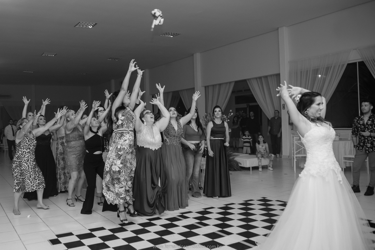 CASAMENTO NO ETERNIZE EVENTOS, CASAMENTO EM ITUPEVA, FOTOS DE CASAMENTO, FOTÓGRAFO DE CASAMENTO ITUPEVA,  FOTOGRAFIA DE CASAMENTO, FOTÓGRAFO EM JUNDIAÍ,  CERIMÔNIA DE CASAMENTO NO SALÃO, FESTA DE CASAMENTO, NOIVA JOGANDO BUQUÊ, BUQUÊ DA NOIVA, MADRINHAS
