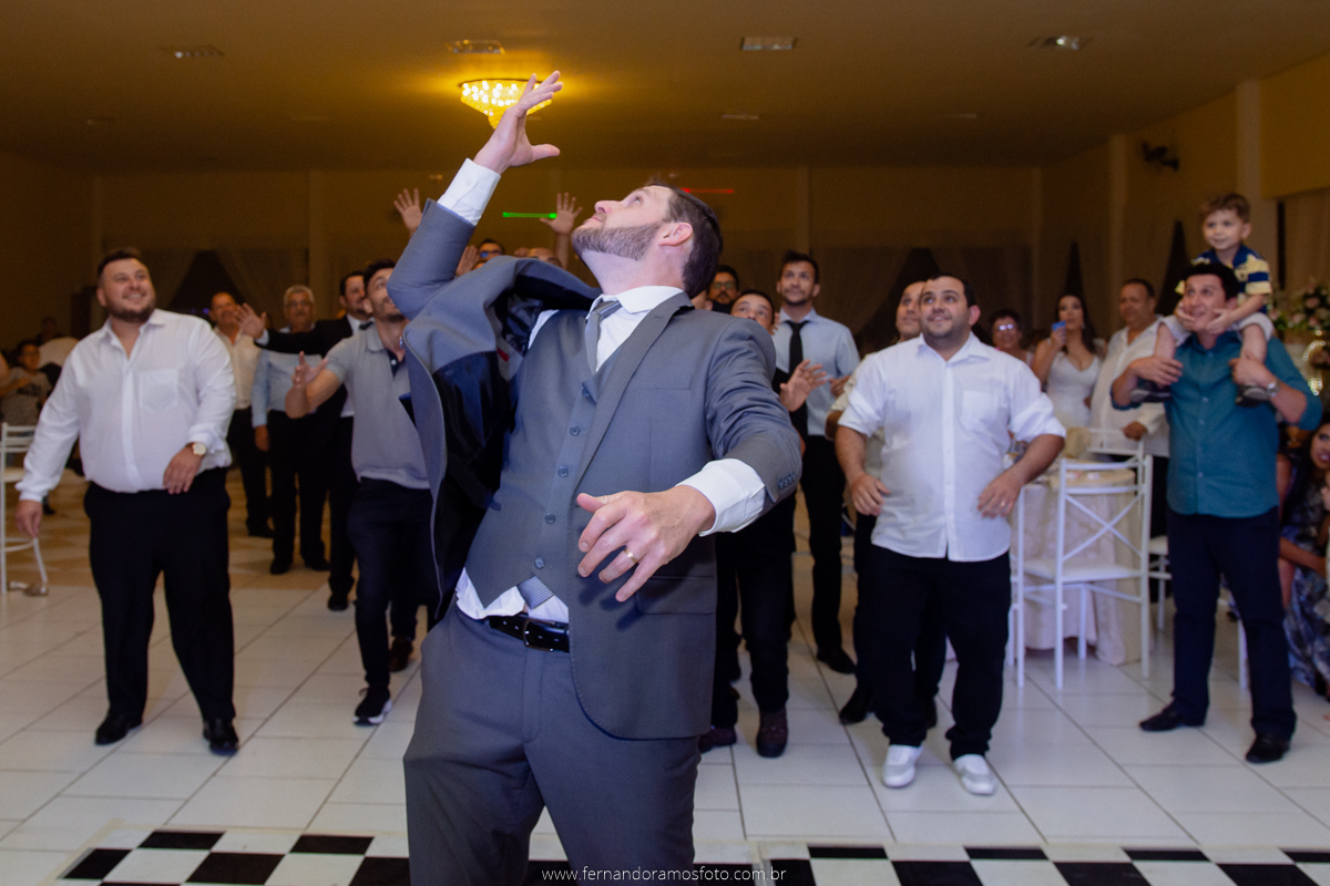 CASAMENTO NO ETERNIZE EVENTOS, CASAMENTO EM ITUPEVA, FOTOS DE CASAMENTO, FOTÓGRAFO DE CASAMENTO ITUPEVA,  FOTOGRAFIA DE CASAMENTO, FOTÓGRAFO EM JUNDIAÍ,  CERIMÔNIA DE CASAMENTO NO SALÃO, FESTA DE CASAMENTO, NOIVO JOGANDO WHISKEY, CHIVAS REGAL, PADRINHOS